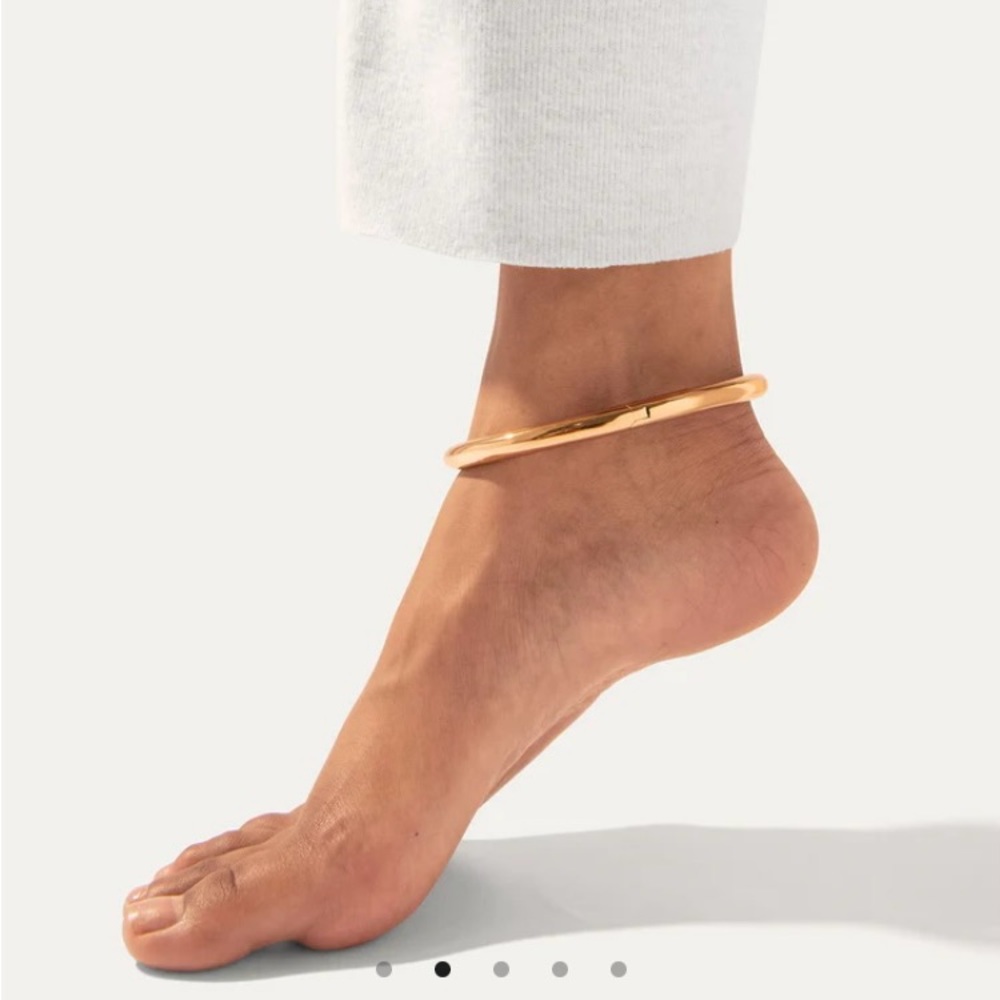 Jenny Bird Gia anklet. Beautiful, substantial, shiny, gorgeous! Too big for me.
